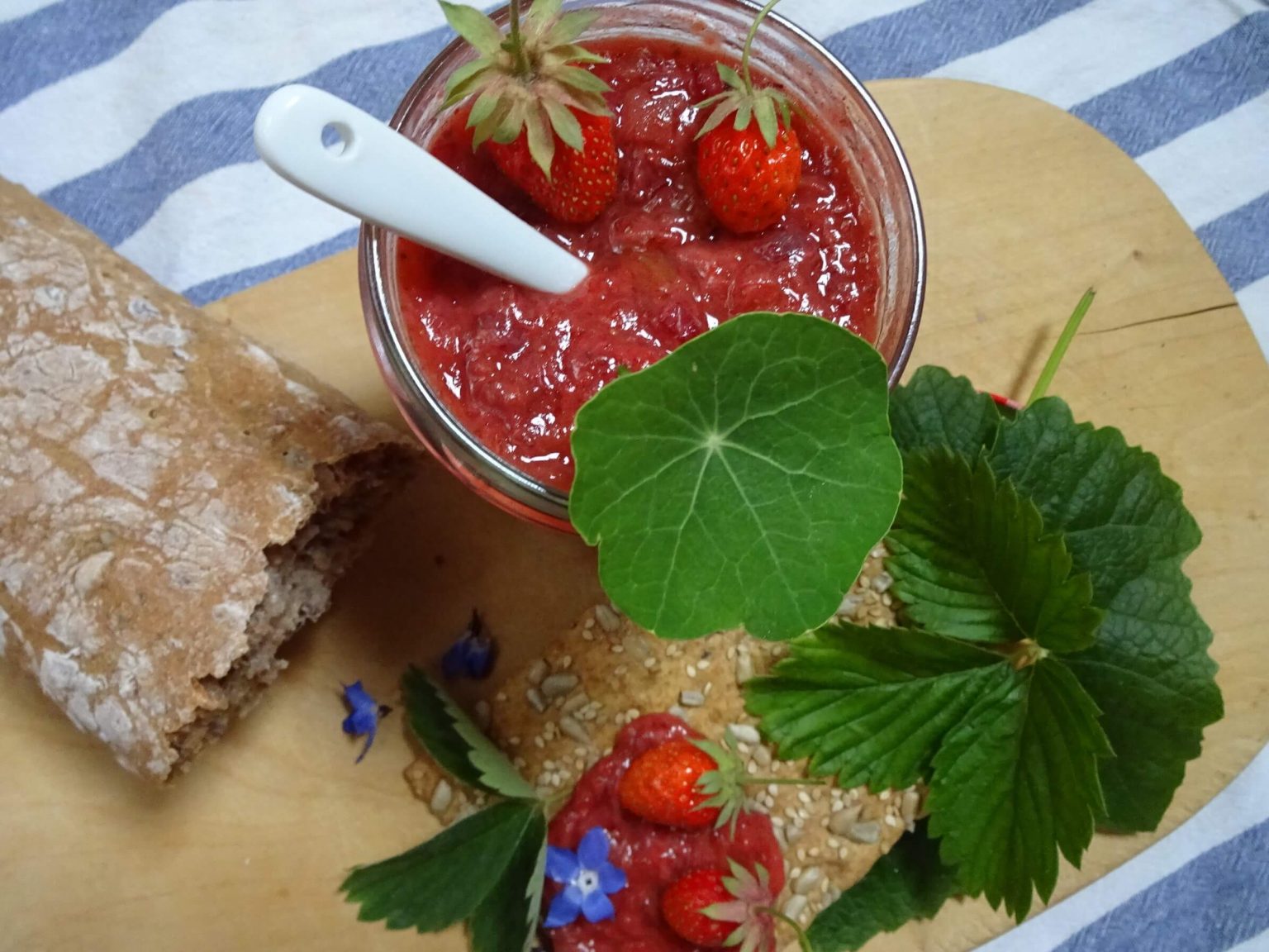gesunde Erdbeermarmelade mit Datteln und Chia - Healthy &amp; Mindful